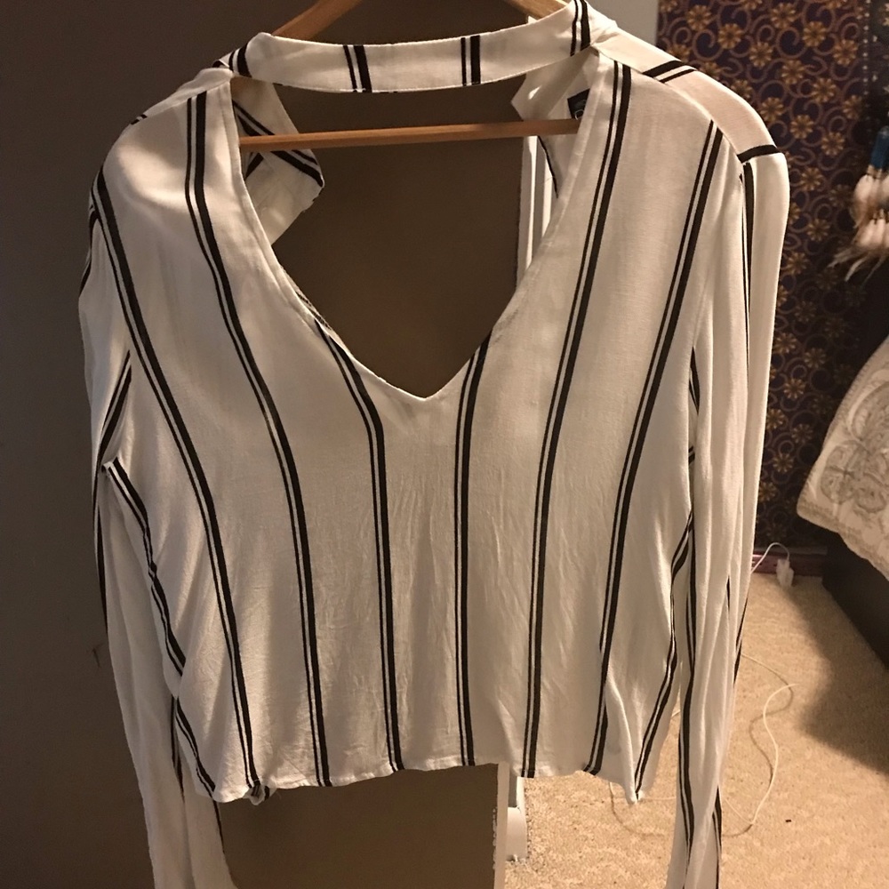 Black and white stripe long sleeve crop top